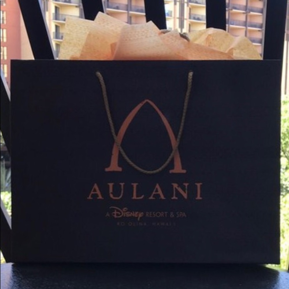 Large Aulani resort handle bag.